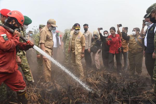 Menteri Pantau Pemadaman Kebakaran Lahan di Palembang
