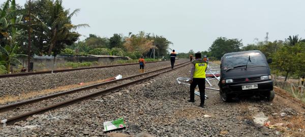 Detik-Detik Pickup Tertemper KA Sembrani di Weleri Kendal, Ban Belakang Lepas