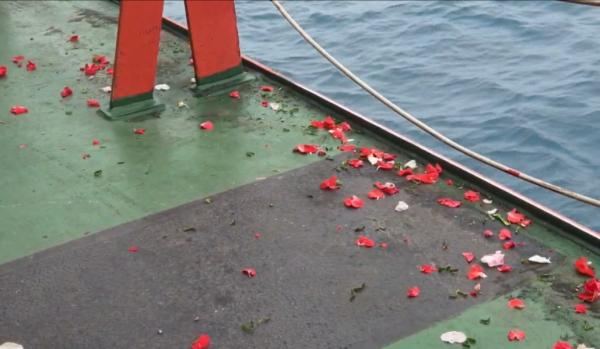 Keluarga Yudhistiro  Jurnalis iNews Tabur Bunga di Lokasi Hilangnya Speed Boat Arupadatu