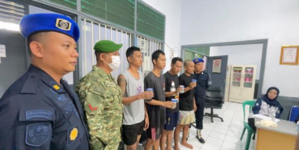 Diawasi TNI Polri, Warga Binaan dan Petugas Lapas Kelas II B Arga Makmur Jalani Tes Urine