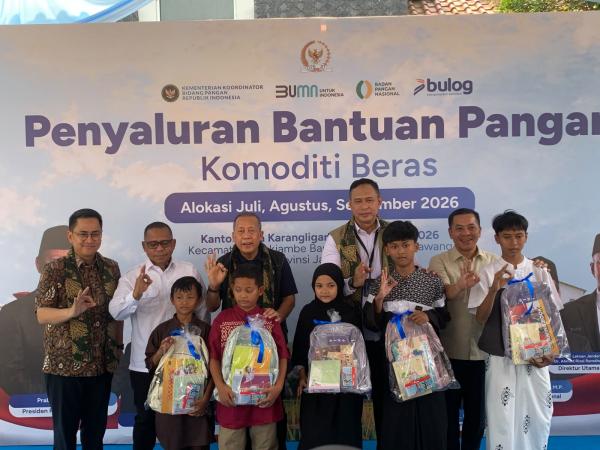Wakil Ketua DPR RI dan Dirut Bulog Salurkan Bantuan Pangan di Karawang, Pastikan Tepat Sasaran