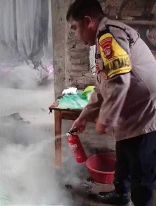Kompor Gas Terbakar Saat Memasak, Bhabinkamtibmas Sigap Padamkan Api di Kediri