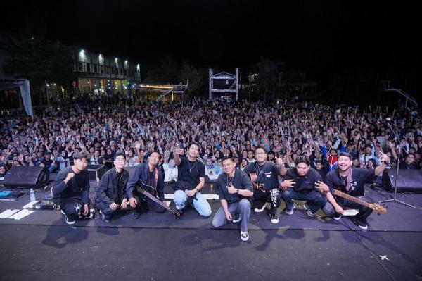Pecah! Ribuan Mahasiswa Bernyanyi Bersama Masdddho dan Fakeddopp di Malam Puncak PKKMB