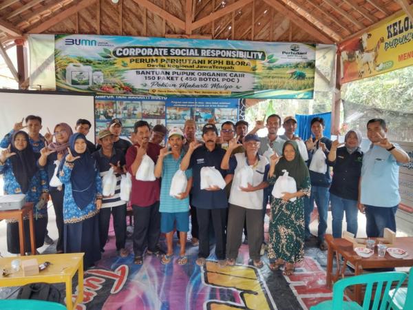 Dukung Swasembada Pangan, Perhutani Blora Salurkan 450 Botol Pupuk Organik ke Kelompok Tani