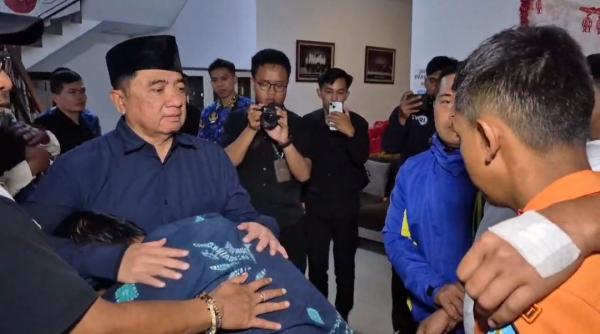Isak Tangis Sambut 10 Warga Garut yang Selamat dari Insiden KM Virgo Transport 8