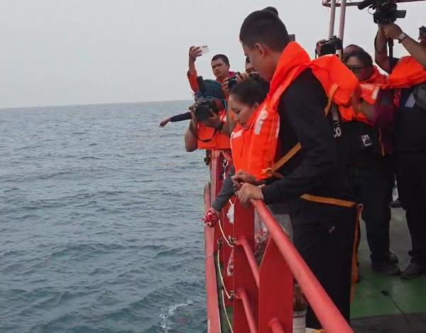 Tangis Istri dan Anak Jurnalis iNews Yudhistiro, Tabur Bunga di Lokasi Speedboat Hilang