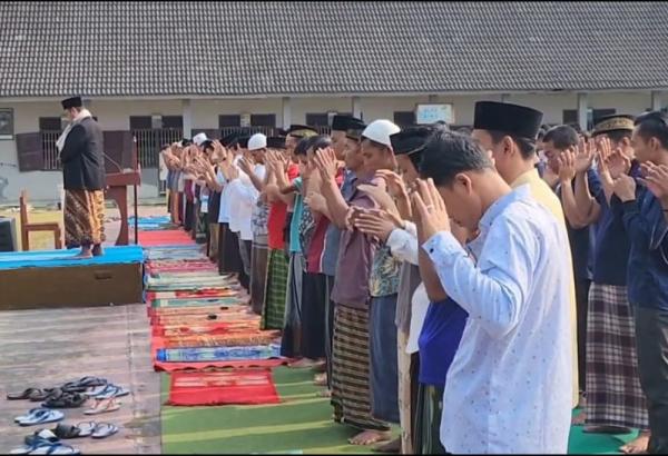 Kemarau Panjang Melanda, Ratusan Warga Binaan Lapas Purwodadi Gelar Salat Istisqa Mohon Hujan