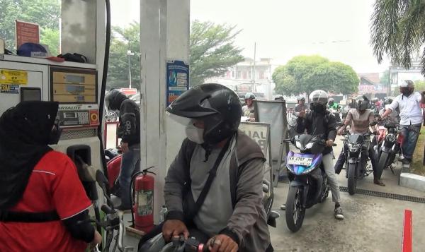 Kabut Asap Selimuti Palangka Raya, Warga Antre BBM Keluhkan Mata Perih dan Sesak Napas