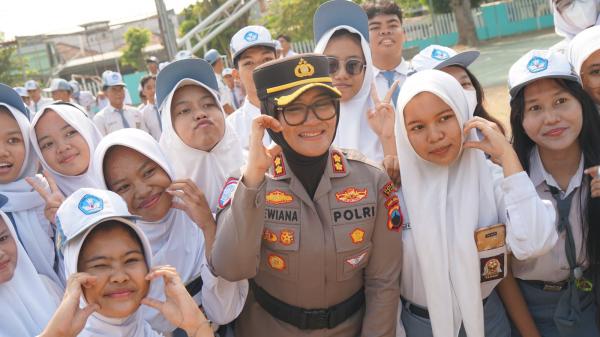 Kapolres Sragen Jadi Pembina Upacara di SMAN 1, Tiga Siswa Berprestasi Dapat Penghargaan