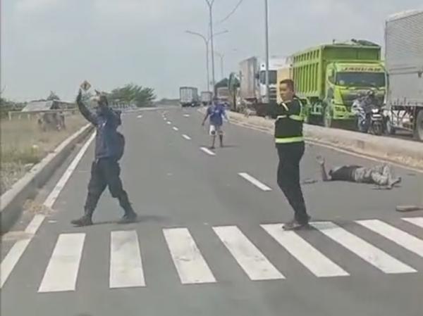 Cekcok di JLU Barat Lamongan Berujung Dugaan Penusukan, Pria Bawa Sangkur Diamankan