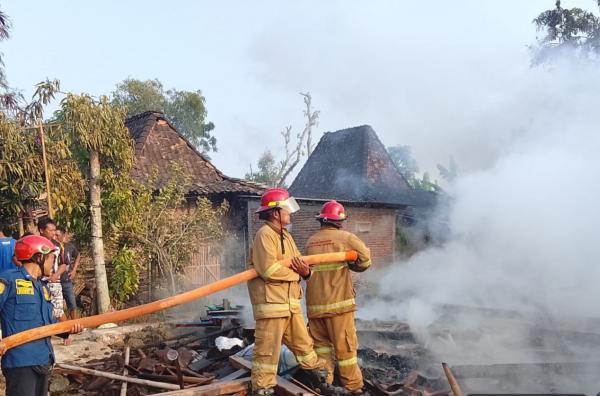 Suami Istri Alami Luka Bakar Saat Kebakaran Rumah di Karangrayung Grobogan , Kerugjan Rp150 Juta