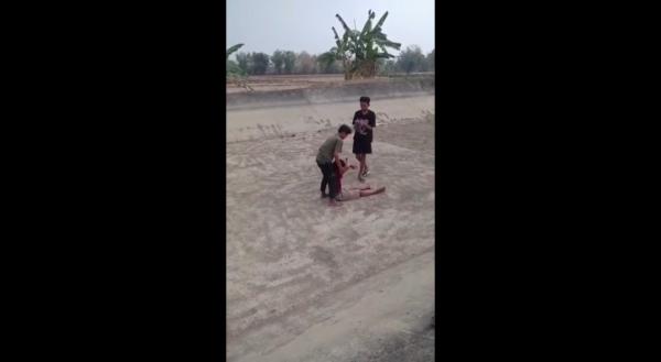 Viral! Dua Bocah Duel di Tengah Sungai Grobogan Hingga Pingsan