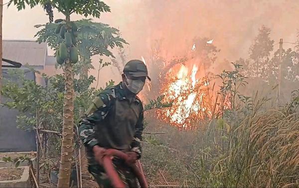 Karhutla Nyaris Menyambar Rumah Warga, Personel TNI Segera Datang Padamkan Api