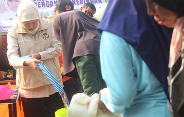 Kemarau Panjang, Khofifah Beri Bantuan Air Bersih dan Jurigen ke Warga Ponorogo