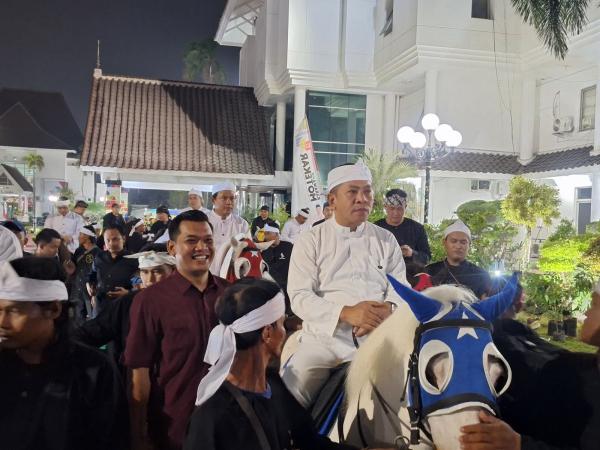 Derap Kuda Putih dan Gemerlap Helaran, Bupati Aep Bawa Karawang Bernostalgia ke Masa Lalu