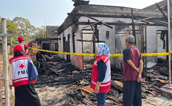 Datangi Lokasi Kebakaran di Mojolaban, PMI Sukoharjo Serahkan Bantuan