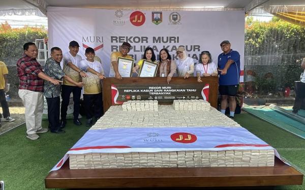 3.850 Tahu Jadi Kasur, Edgina Menangis Kenang Ayah saat Terima Piagam MURI