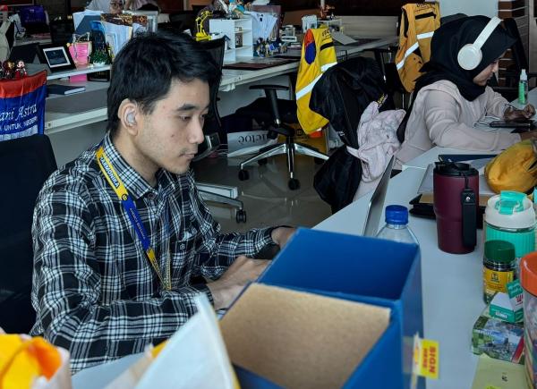 Di Balik Hingar-Bingar Alat Berat UT, Ada yang Berkarya dalam Hening