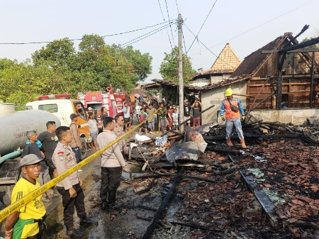 Tragedi Minggu Pagi di Wirosari Grobogan, Korsleting Listrik Picu Kebakaran Dua Rumah dan Pom Mini