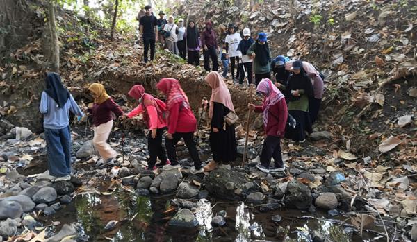 Trekking Bulusan Hills, Potret Gaya Hidup Sehat Warga Lintasi Jalan Terjal hingga Tanjakan