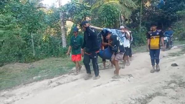 Dramatis! Ibu di Mamasa Melahirkan di Rumah Warga Saat Ditandu 7 Kilometer