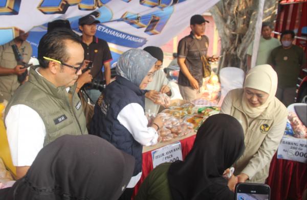 Pemprov Jatim Gelar Pasar Murah di Ponorogo, Khofifah Borong Dagangan
