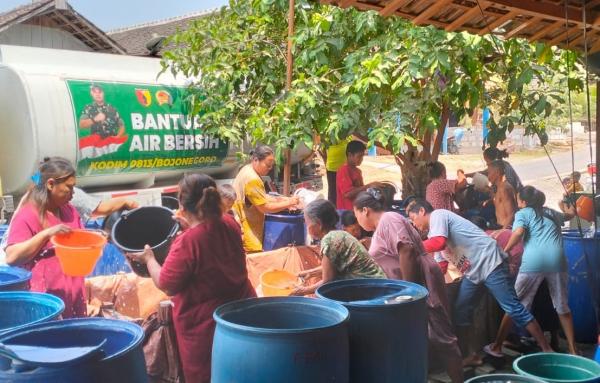 Kekeringan di Bojonegoro Meluas, TNI Distribusikan 133.000 Liter Air Bersih ke Enam Kecamatan