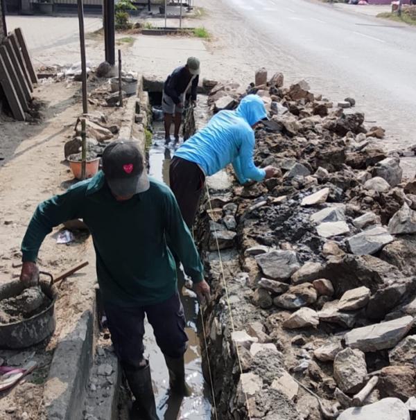 Cegah Banjir, Warga Tambahrejo Bersihkan Drainase di Jalur Lintas Sumatera