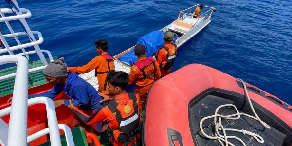 Sempat Hilang Kontak, Ayah dan Anak Nelayan asal Sikka Ditemukan Terombang-ambing di Laut