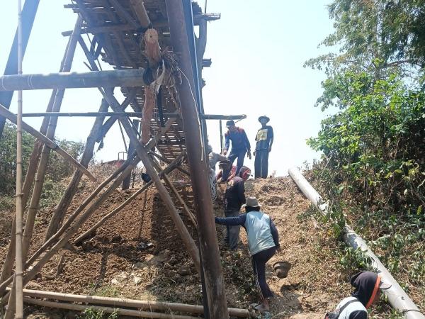 Minim Akses ke Sawah, Petani di Indramayu Gotong Royong Bangun Jembatan