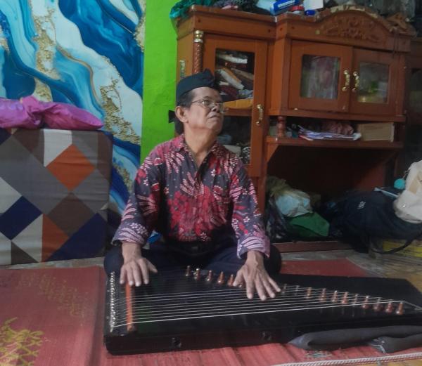 Tak Ingin Kacapi Jeletot Punah, Abah Ocim Abrag Tetap Berkarya di Usia Senja