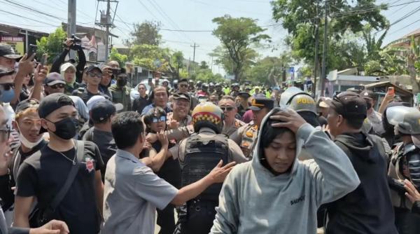 Massa Pro dan Kontra Sudewo Bentrok di Pengadilan Tipikor Semarang