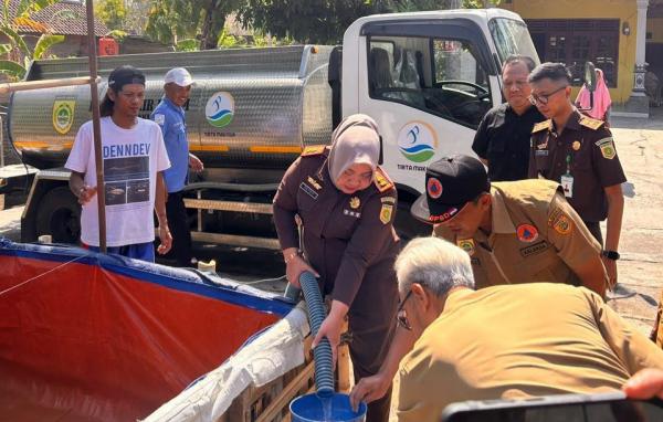 Kekeringan Melanda 3 Kecamatan, Kejari Sukoharjo Kirim 11 Tangki Air Bersih