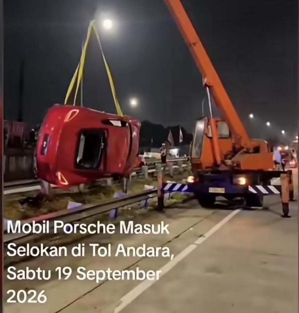 Pengemudi Hindari Genangan Air, Mobil Mewah Porsche Terperosok ke Saluran Air Tol Andara