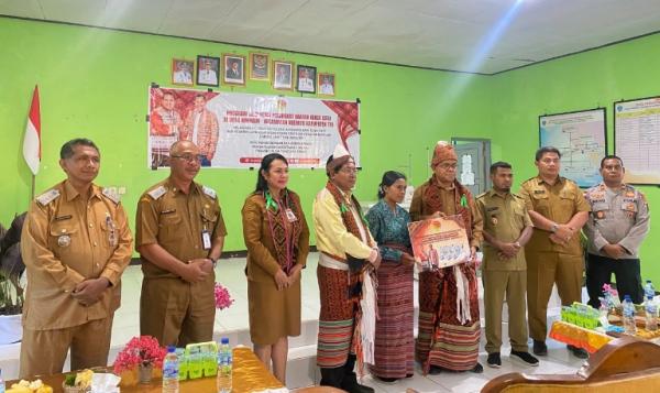 100 Warga Noebaun Dilatih Bikin Tas Tenun, Gubernur NTT Bidik Pasar Lebih Luas