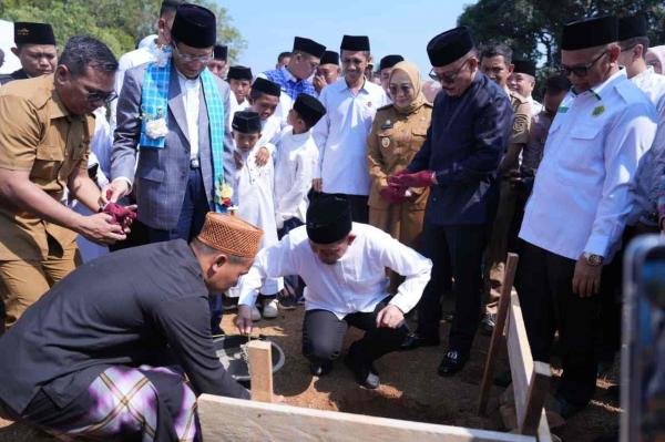 Menag RI Letakkan Batu Pertama Asrama As’adiyah Mamuju, Bakal Jadi Percontohan di Sulbar