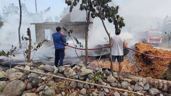 Gudang Rosok di Boyolali Terbakar, Api Membesar Usai Bakar Sampah