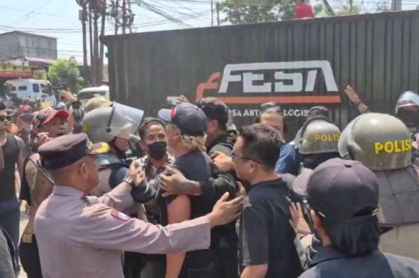 Sidang Tuntutan Sudewo Ricuh, Massa Pro dan Kontra Bentrok di Pengadilan Tipikor Semarang