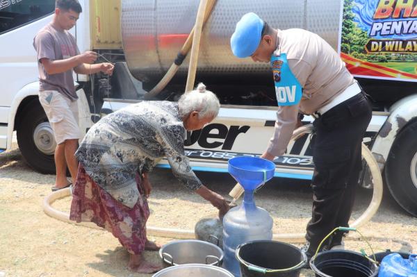 Kemarau di Sragen, Bidpropam Polda Jateng Kirim 5 Tangki Air ke Warga Tangen