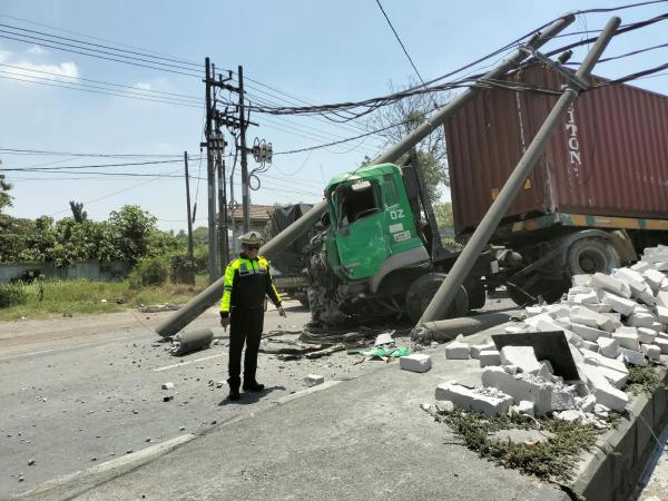 Truk Trailer Tabrak Colt Diesel di Bypass Krian Sidoarjo, Naik Median hingga Hantam Tiang Listrik