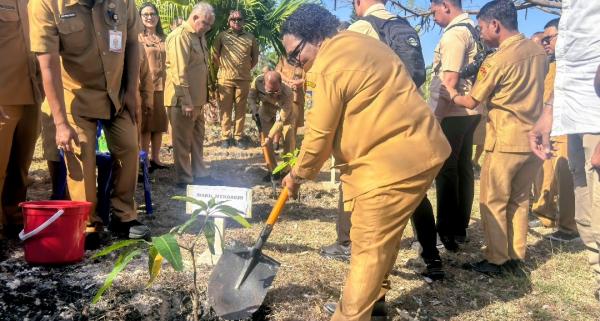 Wamendagri Ribka Haluk dan Gubernur NTT Emanuel Melkiades Laka Lena Tanam Pohon Kedamaian