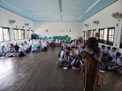 Meja Kursi Tak Kunjung Tiba, Siswa SMAN 1 Bulutaba Terpaksa Belajar di Lantai