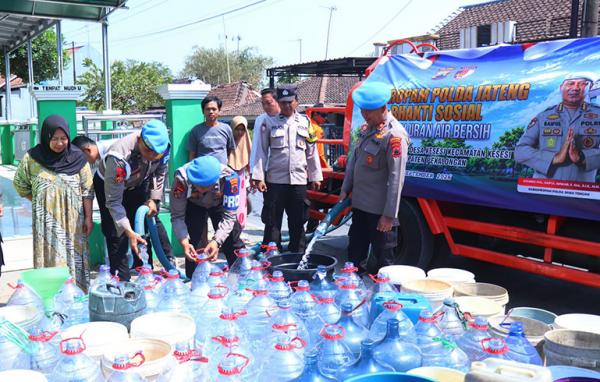 Bidpropam Polda Jateng Suplai Puluhan Ribu Liter Air Bersih untuk Warga Terdampak Kekeringan
