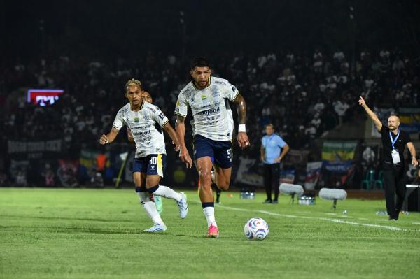 Diterpa Jadwal Padat dan Fasilitas Minim, Persib Tetap Pamer Mental Juara di Kandang Persijap