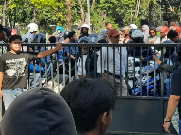 Tuntut Rektor Turun, Mahasiswa Segel Gerbang Kampus UINSA Surabaya