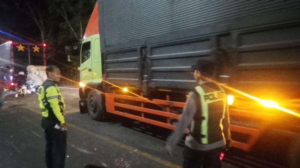 Pemotor Jatuh ke Kolong Truk Tronton saat Hendak Mendahului dari Kiri di Bojonegoro