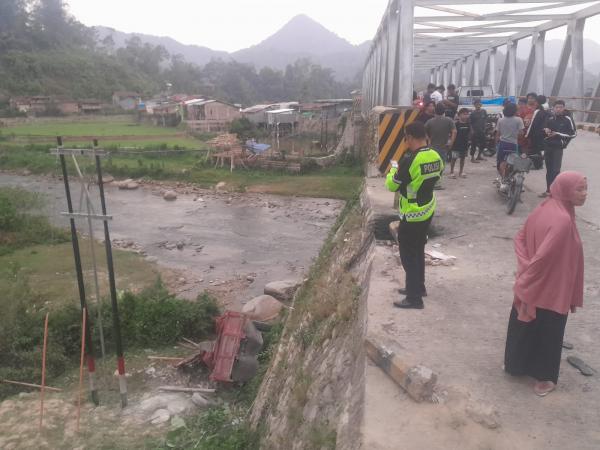 Kecelakaan Maut di Mambi, Gran Max Terbalik dan Truk Jatuh ke Pinggir Sungai