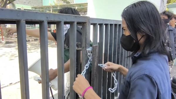 Gerbang UINSA Surabaya Dirantai, Ban Dibakar! Mahasiswa Tuntut Rektor Mundur