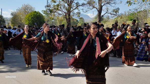 Pawai Budaya Ramaikan HUT ke-104 Kota Kefamenanu, Warga Tampilkan Ragam Busana Adat