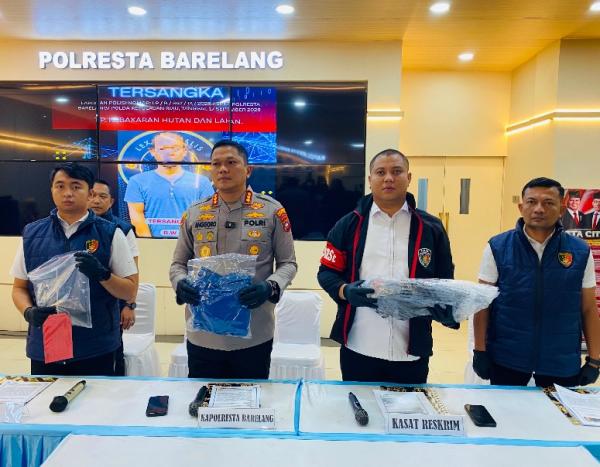 Pria di Batam Bakar Kayu, Api Merambat hingga Hanguskan 10 Hektare Lahan
